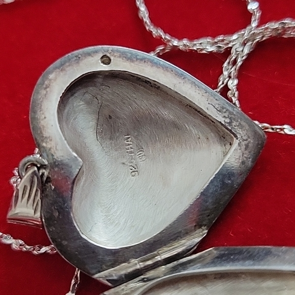 Sterling Silver Puffed Heart Lockett with Sterling Silver 24" Tinsel Chain - Picture 4 of 6